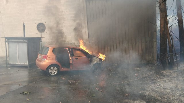 El alcalde de Porto do Son (A Coruña) alerta de que el fuego está cerca del las casas y avanza sin control