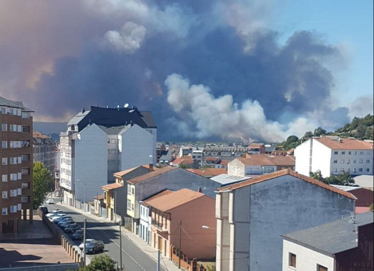 (Vídeo) Otro incendio forestal Monforte se acerca a casas y coches lleva quemadas ya más de 150 hectáreas