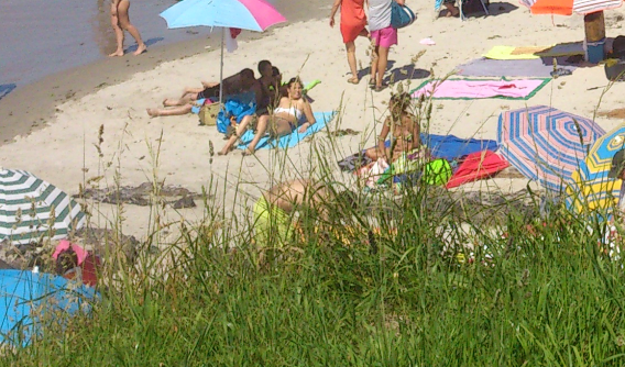 Mujeres en topless filmadas sin su consentimiento en una playa gallega