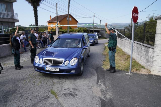 Salida de un coche fúnebre con el cuerpo de una de las víctimas del tiple crimen en el concello de Valga en la provincia de Valga. Un hombre de 45 años, identificado como José Luis Abet, se ha declarado el autor del asesinato en un puesto de la Guardia Ci