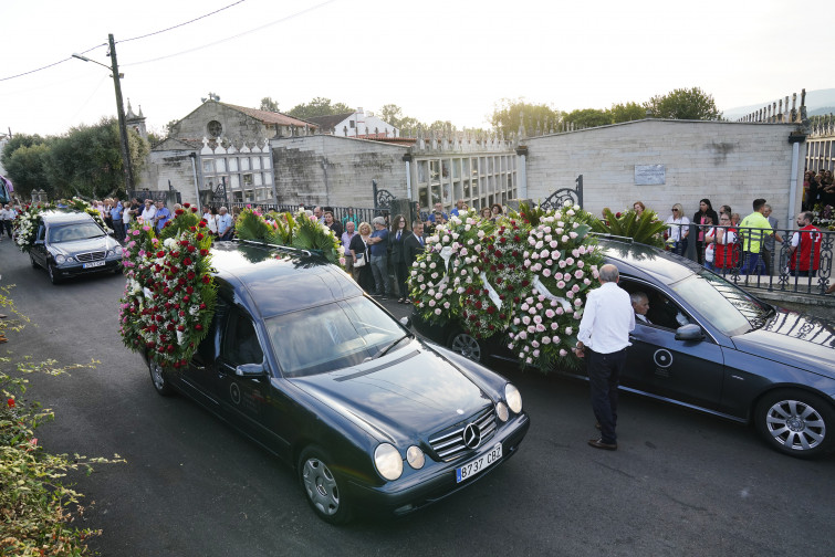 Galicia despide a Sandra, Alba y María Elena con un funeral multitudinario en Valga y protestas contra la violencia machista