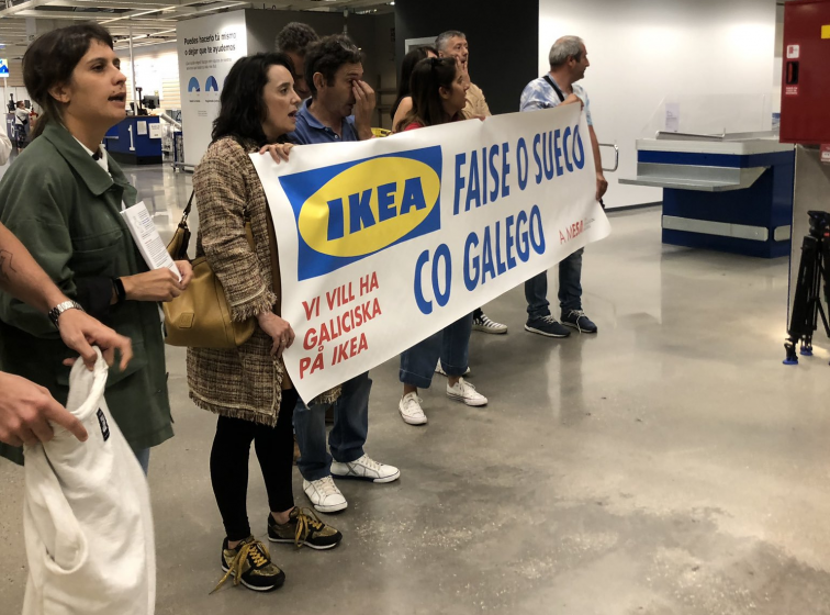 ​A Mesa protesta en Ikea por los catálogos en gallego: pocos y escondidos