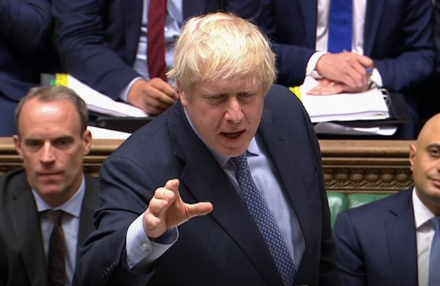 Johnson dice al juez que pedirá la prórroga del Brexit y a los medios que ya veremos