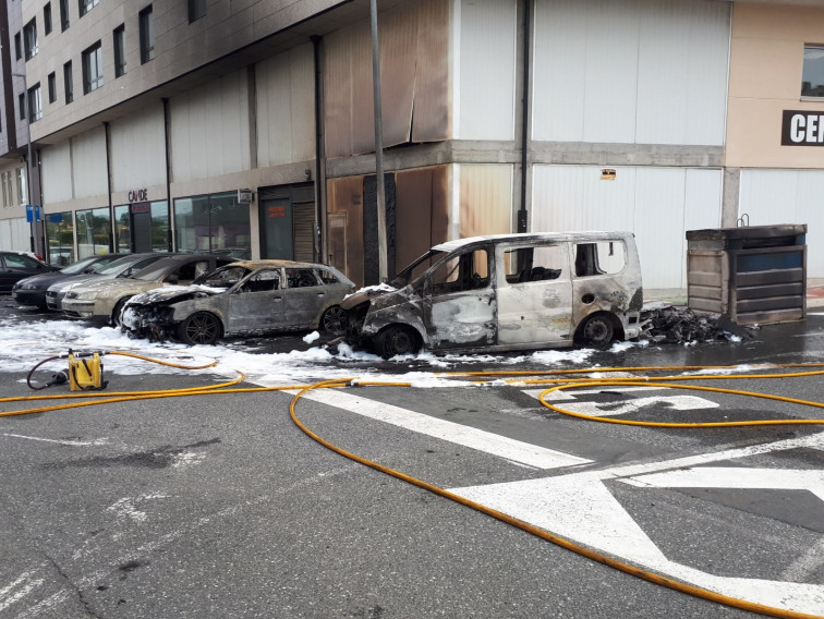 Incendio en contenedor de papel acaba consumiendo varios vehículos y creando problemas de tráfico en Narón