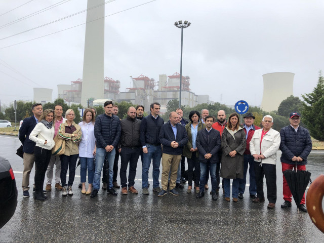 El secretario general del PPdeG, Miguel Tellado, se reúne con los presidentes del partido en las provincias de A Coruña, Diego Calvo, y Lugo, Elena Candia, junto a portavoces y alcaldes populares.