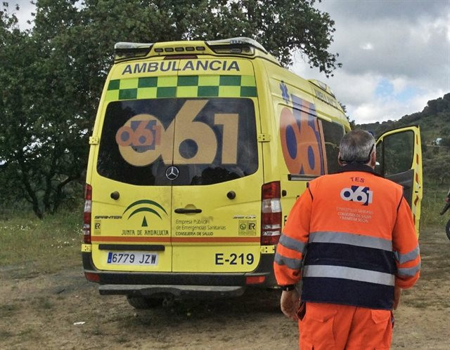 Una ambulancia cae al río en Touro con cuatro pacientes para diálisis en su interior