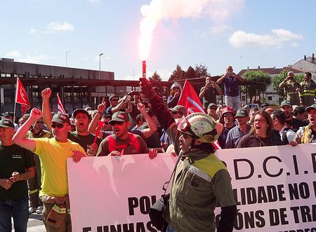 Centos de bombeiros forestais 'cercan' a Xunta para defender o Servizo público de loita contra o lume