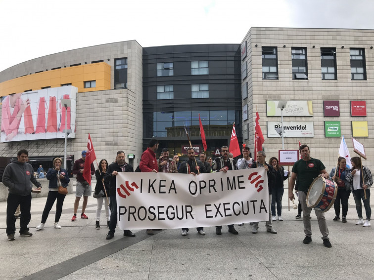 Guardias de seguridad de Prosegur protestan ante Ikea contra 