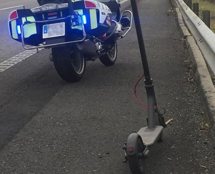 En patinete eléctrico por plena autopista