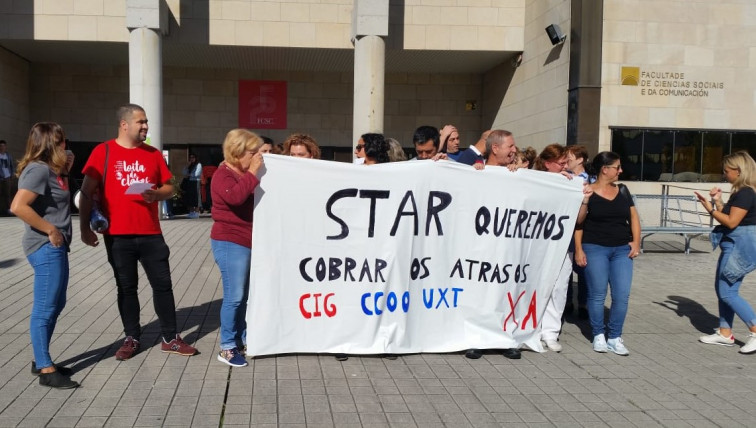 Protestas del personal de limpieza del campus de Pontevedra por las deudas de Star Servicios