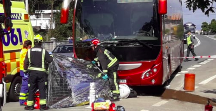 Muere una motorista tras chocar con un autobús en O Grove (Pontevedra)