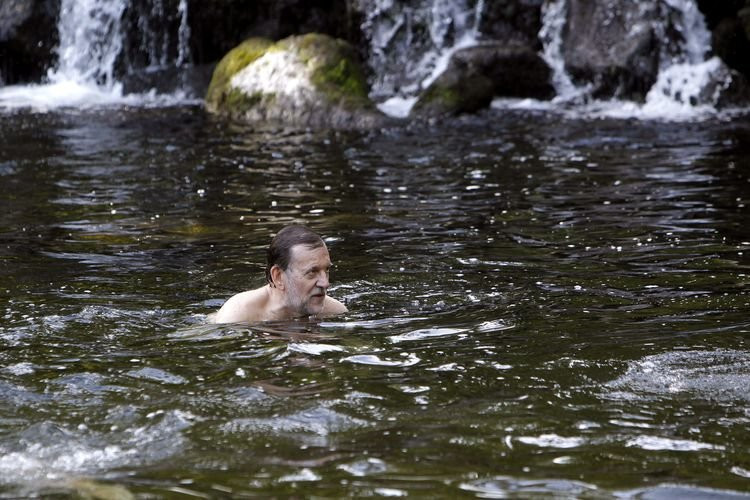 Rajoy se da un chapuzón en el río Umia ante la sorpresa de los bañistas