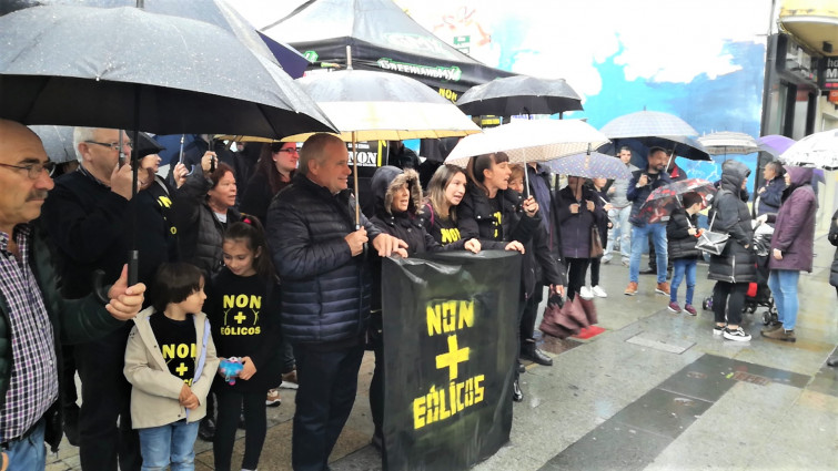 ​(VÍDEO) Decenas de vecinos protestan en Carballo contra los parques eólicos