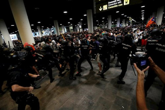 Cargas policiales y más de cien vuelos cancelados en el aeropuerto del Prat