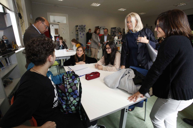 Camen Pomar y Corina Porro en el instituto vigués.