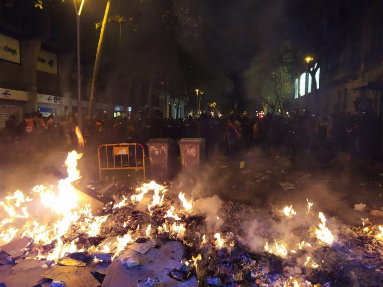 Los CDR acosan a la Policía que carga en Barcelona