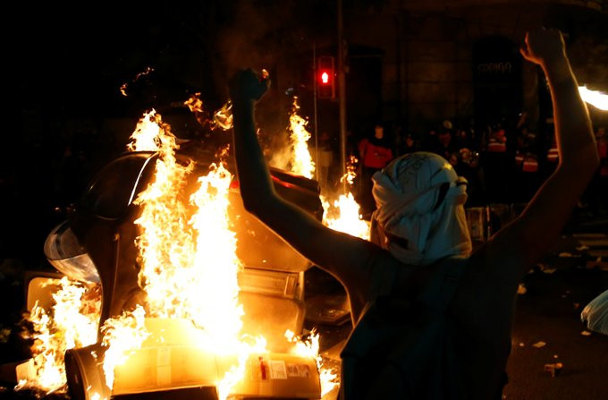 Cargas, agresiones ultras y nuevos disturbios independentistas en Barcelona (videos)