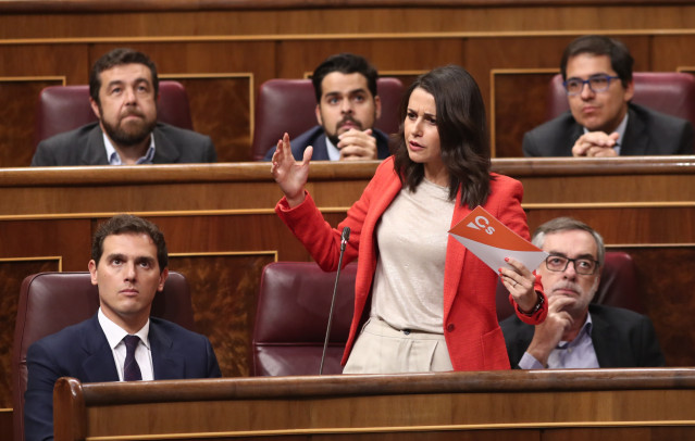 La portavoz parlamentaria de Ciudadanos, Inés Arrimadas, realiza sus preguntas a la ministra de Educación y Formación Profesional en funciones, Isabel Celaá, durante la sesión de control al Gobierno en funciones, en Madrid (España) a 11 de septiembre de 2