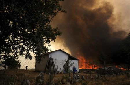 La superficie quemada por el incendio de Palmés (Ourense) se eleva a 230 hectáreas y sigue sin ser controlado