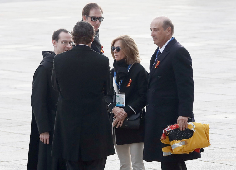 Directo: Un nieto de Franco accede al Valle con la bandera de la dictadura