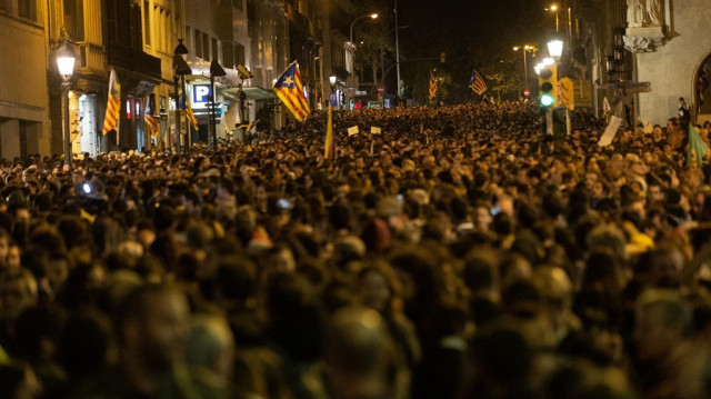 Un mosso herido grave en disturbios en Barcelona, donde se manifestaron unas 350.000 personas