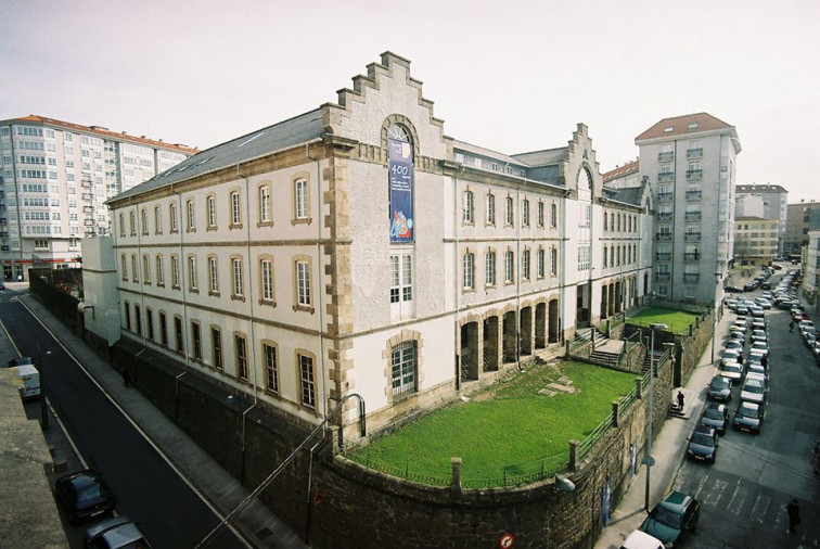 Un caso de meningitis de una profesora ingresada en un hospital de Coruña desata la preocupación en un colegio concertado de Ferrol