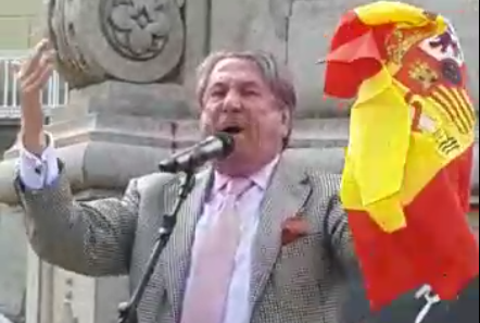 Paco Vu00e1zquez durante su discurso en la concentraciu00f3n a favor de la Constituciu00f3n y contra el independentismo en A Coruu00f1a