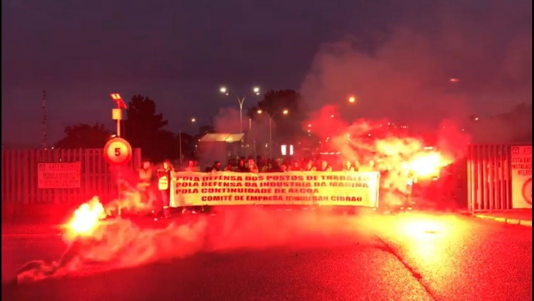 Protestas de trabajadores auxiliares de Alcoa mientras Feijóo denuncia un 