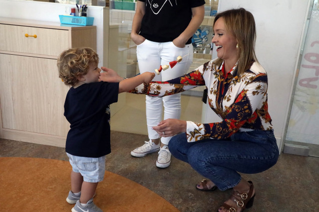 La conselleira de Política Social, Fabiola García, visita una escuela infantil.