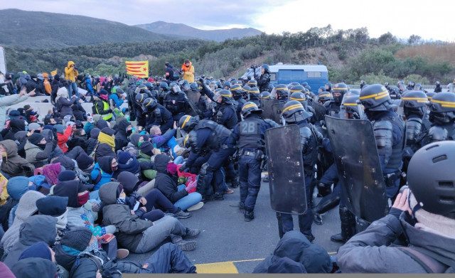 Antidisturbios franceses desalojan a empujones el bloqueo de Tsunami en la frontera de la Jonquera