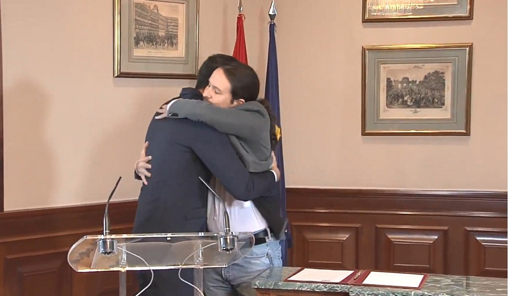 Abrazo entre Pablo Iglesias y Pedro Su00e1nchez tras firmar el acuerdo de coaliciu00f3n