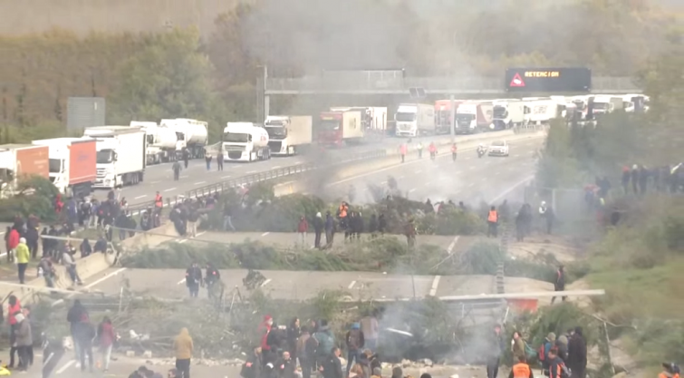 ​Enfrentamiento entre manifestantes y Mossos cuando los desalojaban de las vías cortadas en Girona