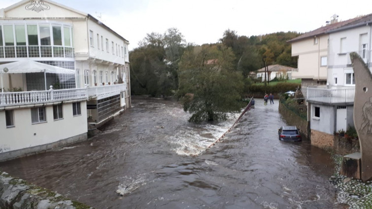 Ríos desbordados, cortes de luz, vuelos desviados y carreteras cortadas por mor del temporal que tiene a Galicia en alerta roja