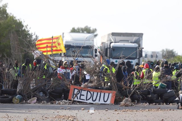 ​Las protestas en carreteras catalanas le salen caras a los transportistas y a los gobiernos de España y Cataluña