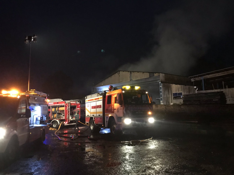 Extinguido el incendio provocado por un tractor que arrasó un aserradero en Outes