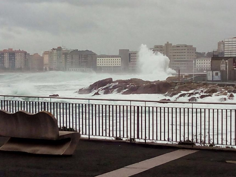 (VÍDEO) El temporal de alerta naranja obliga a parte de la flota gallega a permanecer amarrada a la costa