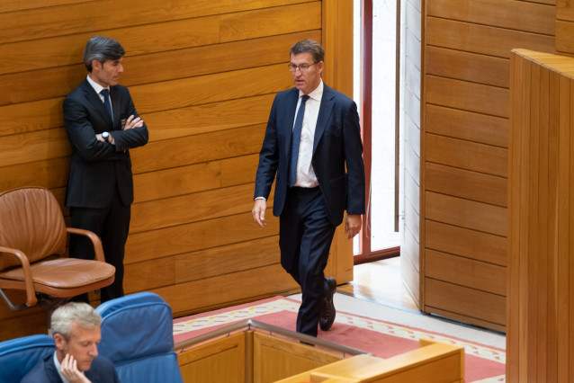 El presidente de la Xunta, Alberto Núñez Feijóo, entra en el hemicilo del Parlamento de Galicia