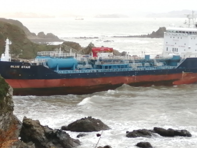 (VÍDEO) Fracasa el primer intento de devolver al mar el petrolero Blue Star