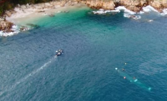 El narcosubmarino, que se resiste a salir, a vista de dron