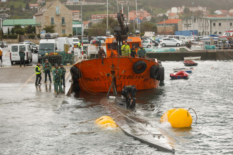 Remolcan al puerto de Aldán el narcosubmarino para proceder a la descarga de la droga