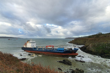 El buque 'Blue Star' encallado en la costa de Ares (A Coruña)