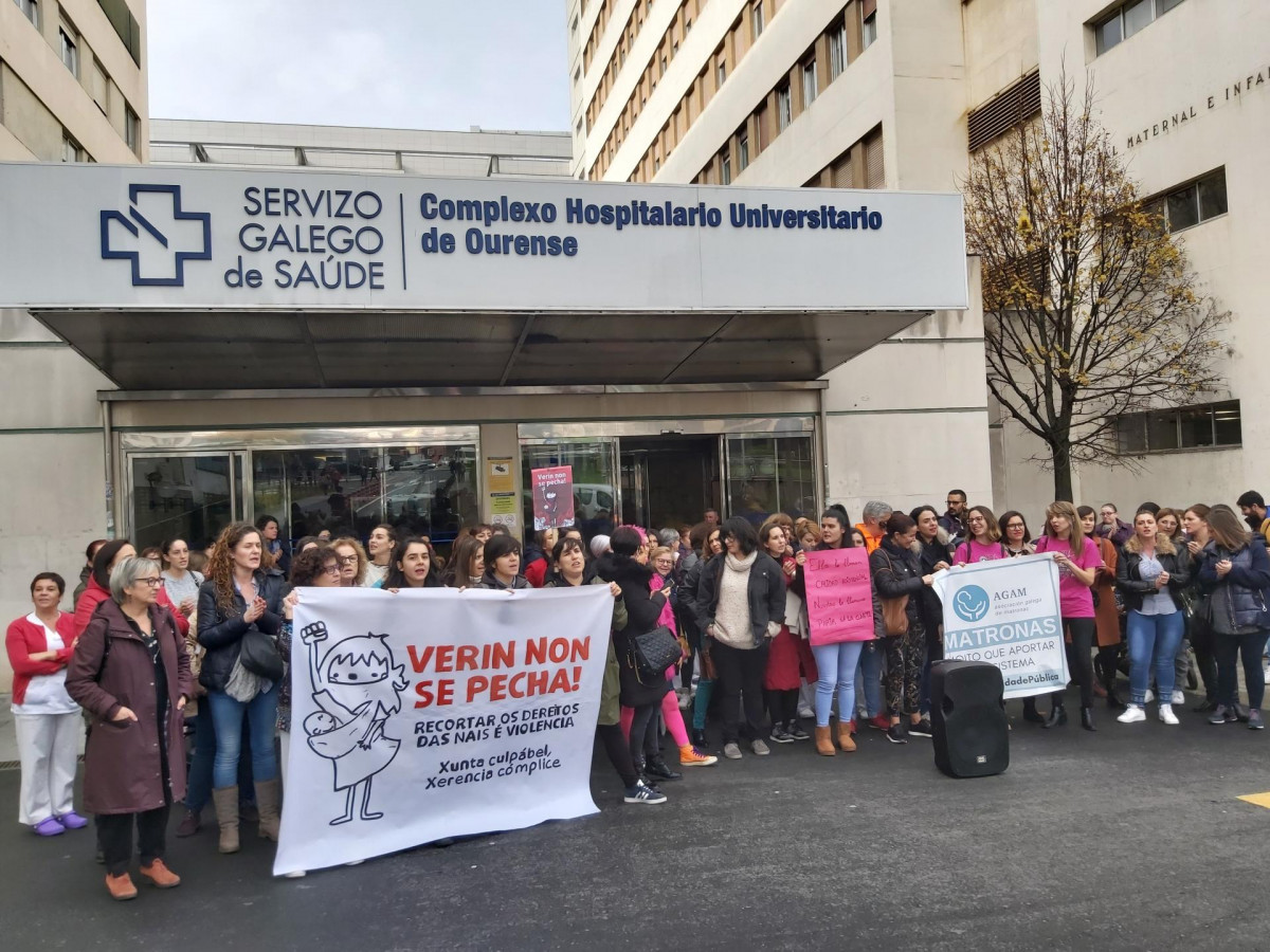 Las matronas protestan contra del cierre del paritorio de Verín.