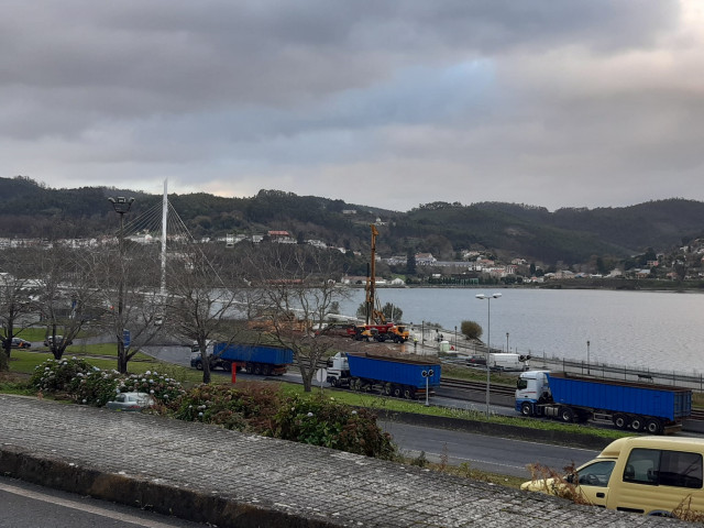 Transportistas del carbón concluyen su protesta con barricadas en Ferrol.