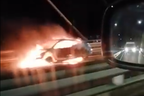 Un coche calcinado por completo en Rande provocó grandes atascos en la AP9 (Vídeo)