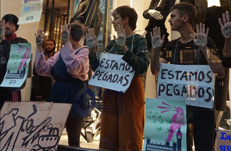 Activistas se pegan al escaparate de Zara para denunciar el 