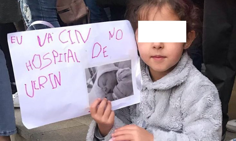 Niña en una protesta contra el cierre del paritorio de Verín