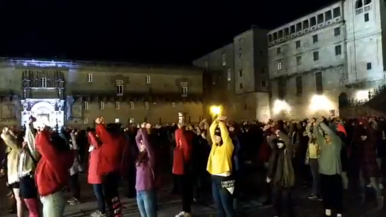 (VÍDEO) Militante del PP boicotea la performance 'Un violador en tu camino': 