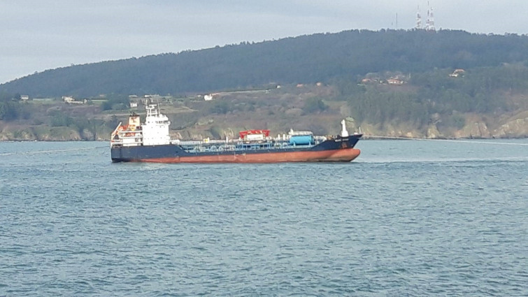 (VÍDEO) Los remolcadores logran desencallar el Blue Star de la costa de Ares