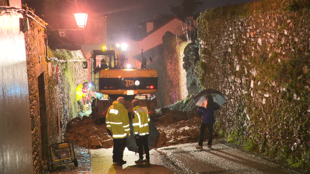 Un muerto al derruirse un muro en Bonaval en Santiago