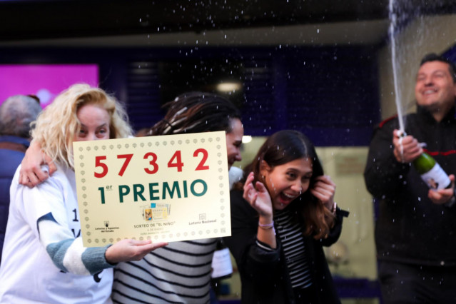 Miembros de la administración de Doña Manolita celebran haber vendido el primer premio del Sorteo Extraordinario del Niño, en Madrid (España) a 6 de enero de 2020.